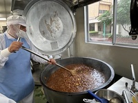 ハヤシライスが出来上がりました。お肉は柔らかくなるよう赤ワインで煮込みました。