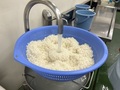 お米を機械で洗います。