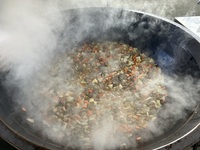 牛肉や根菜類・ねぎで具だくさんな給食版土手焼きです。